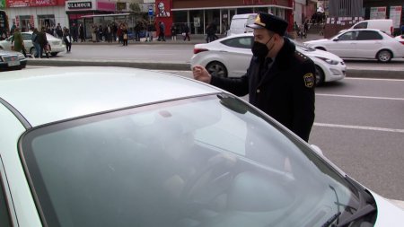 Yol polislərin dayanma-durma və parklanma  qaydalarını pozan sürücülərə qarşı reyd keçirib