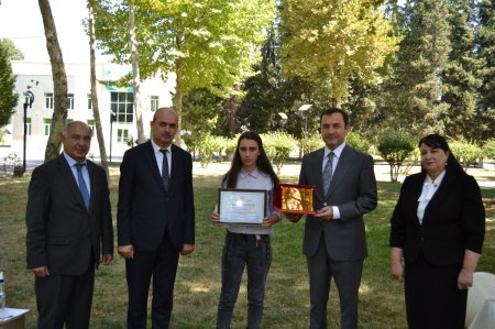 Ali məktəblərə qəbul imtahanlarında yüksək bal toplayan məzunlarla görüş keçirilib