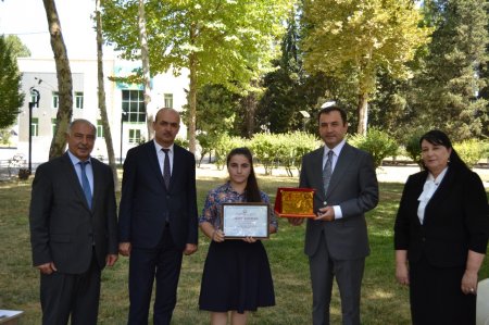 Ali məktəblərə qəbul imtahanlarında yüksək bal toplayan məzunlarla görüş keçirilib