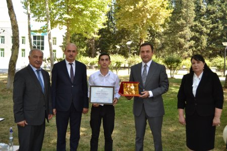 Ali məktəblərə qəbul imtahanlarında yüksək bal toplayan məzunlarla görüş keçirilib