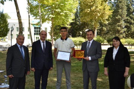 Ali məktəblərə qəbul imtahanlarında yüksək bal toplayan məzunlarla görüş keçirilib