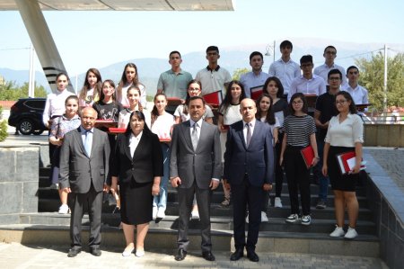 Ali məktəblərə qəbul imtahanlarında yüksək bal toplayan məzunlarla görüş keçirilib