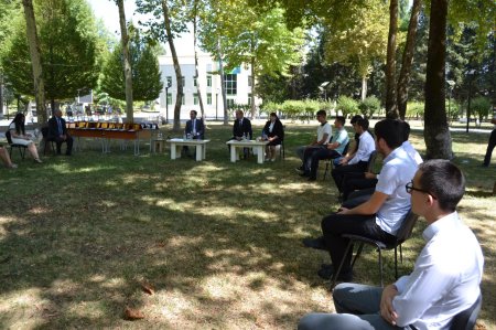 Ali məktəblərə qəbul imtahanlarında yüksək bal toplayan məzunlarla görüş keçirilib