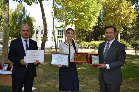 Ali məktəblərə qəbul imtahanlarında yüksək bal toplayan məzunlarla görüş keçirilib