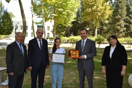Ali məktəblərə qəbul imtahanlarında yüksək bal toplayan məzunlarla görüş keçirilib