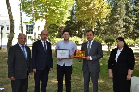 Ali məktəblərə qəbul imtahanlarında yüksək bal toplayan məzunlarla görüş keçirilib