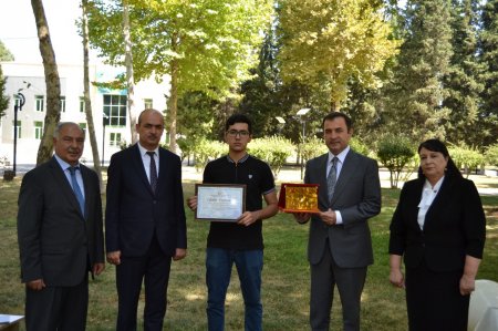 Ali məktəblərə qəbul imtahanlarında yüksək bal toplayan məzunlarla görüş keçirilib