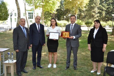 Ali məktəblərə qəbul imtahanlarında yüksək bal toplayan məzunlarla görüş keçirilib