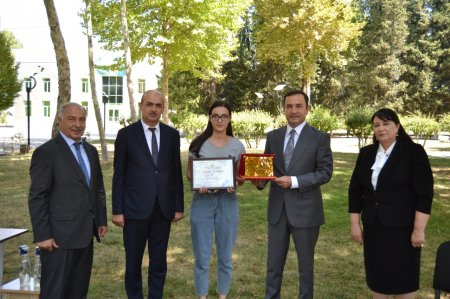 Ali məktəblərə qəbul imtahanlarında yüksək bal toplayan məzunlarla görüş keçirilib