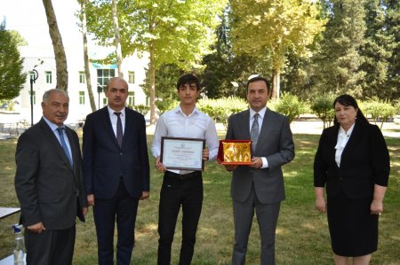 Ali məktəblərə qəbul imtahanlarında yüksək bal toplayan məzunlarla görüş keçirilib