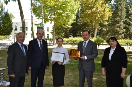 Ali məktəblərə qəbul imtahanlarında yüksək bal toplayan məzunlarla görüş keçirilib