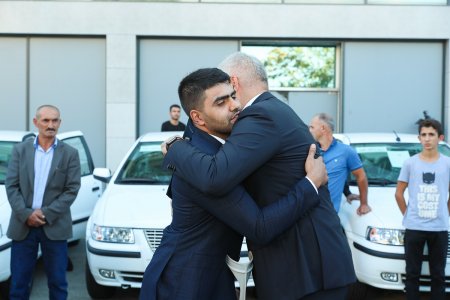 Vətən müharibəsində iştirak edən daha 44 qaziyə avtomobillər təqdim edildi