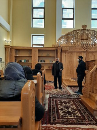 Aİİ-nin tələbələri sinaqoqu ziyarət edib