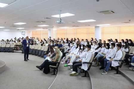 Məşhur alim Məsud Aşina azərbaycanlı həkimlərə ustad dərsləri keçib