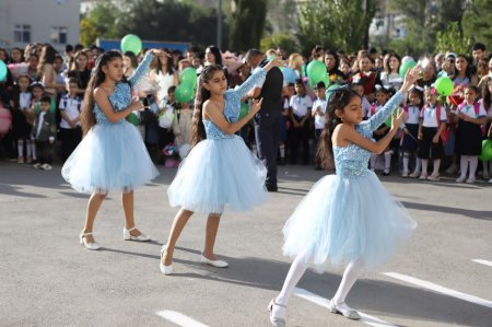 Abşeron-Xızı Regional Təhsil İdarəsinin tabeliyindəki ümumtəhsil müəssisələrində Bilik Günü münasibətilə tədbirlər keçirilib