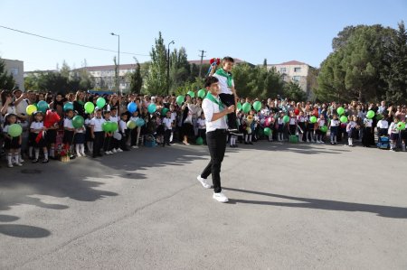 Abşeron-Xızı Regional Təhsil İdarəsinin tabeliyindəki ümumtəhsil müəssisələrində Bilik Günü münasibətilə tədbirlər keçirilib