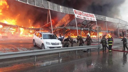 “EuroHome” ticarət mərkəzi yenidən yanır
