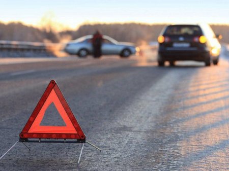 Biləsuvarda “Toyota” motosikletlə toqquşdu, bir nəfər öldü