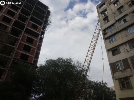 Bakıda kran doqquzmərtəbəli binanın üzərinə aşdı: Bir nəfər ölüb - YENİLƏNİB + FOTO/VİDEO