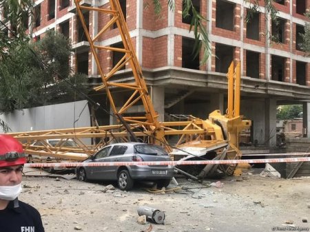 Bakıda yükqaldırıcı qurğu aşıb: Ölən və yaralanan var