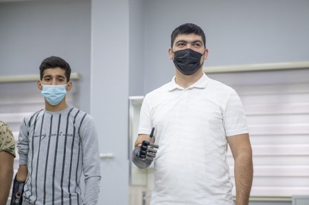 Yuxarı ətrafları amputasiya olunmuş qazilərin son nəsil protezlərlə təminatına başlandı