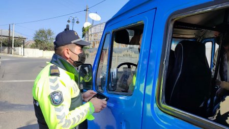 Masallıda COVID-19 pasportu olmadan sərnişindaşıma fəaliyyəti ilə məşğul olan sürücülər və qapalı məkanlarda tibbi maskadan istifadə etməyən şəxslərlə bağlı nəzarət-profilaktiki tədbirlər keçirilib