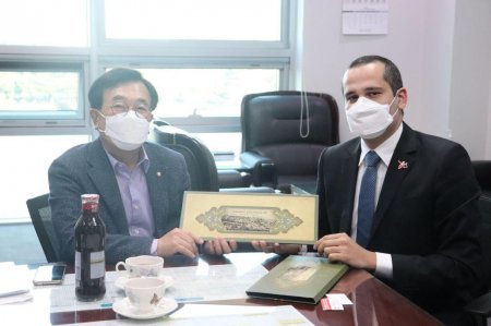Seuldakı diaspor üzvlərimiz koreyalı deputatla görüşüb
