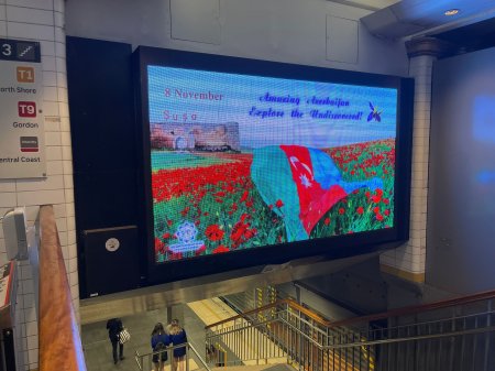 Sidney metrosunda Zəfər Günü ilə bağlı bilbordlar quraşdırılıb