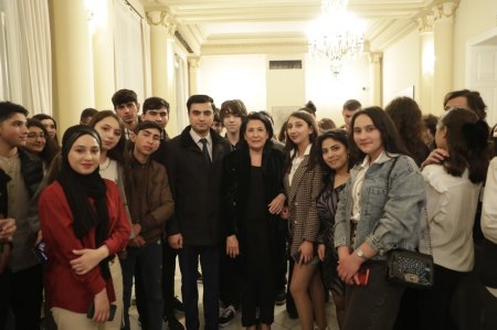 Gürcüstan Prezidenti bir qrup azərbaycanlı gənclə görüşüb