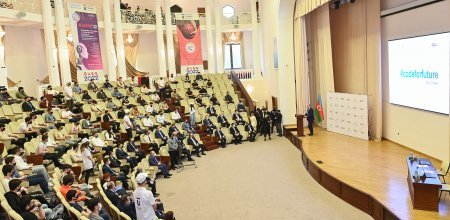 Təhsil naziri “Code Academy”nin məzunu olan AzTU tələbələrinə diplomları təqdim edib