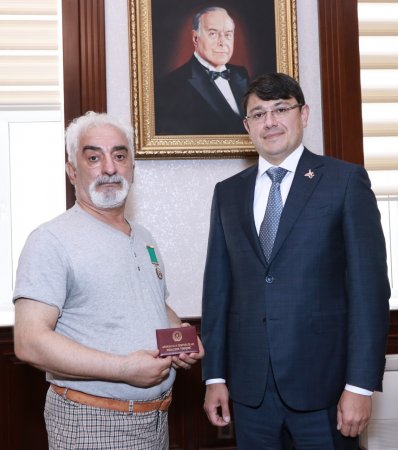 Azərbaycanın əməkdar artisti Rauf Avşarova “Tərəqqi” medalı təqdim olunub