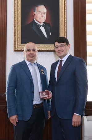 Dünyaca məşhur azərbaycanlı professor Məsud Aşinaya “Diaspor fəaliyyətində xidmətinə görə” medalı təqdim olunub
