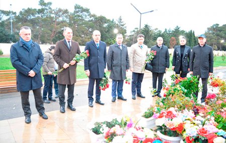 Səhiyyə Nazirliyinin rəhbərliyi və kollegiya üzvləri Vətən müharibəsində şəhid olmuş həkimlərimizin məzarlarını ziyarət ediblər