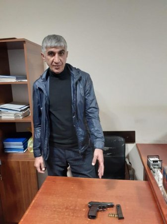 Nəsimi rayonunda axtarışda olan şəxs “Makarov” tapançası satmaq istəyən zaman saxlanılıb