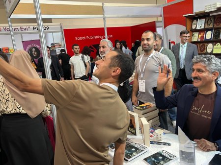 “Canavar qulağı” kitabının imza saatı keçirilib - Fotolar