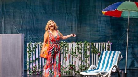 Türkiyənin tanınmış aktrisası Bakıda monotamaşa ilə çıxış edib