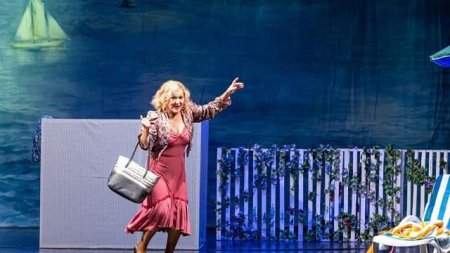 Türkiyənin tanınmış aktrisası Bakıda monotamaşa ilə çıxış edib